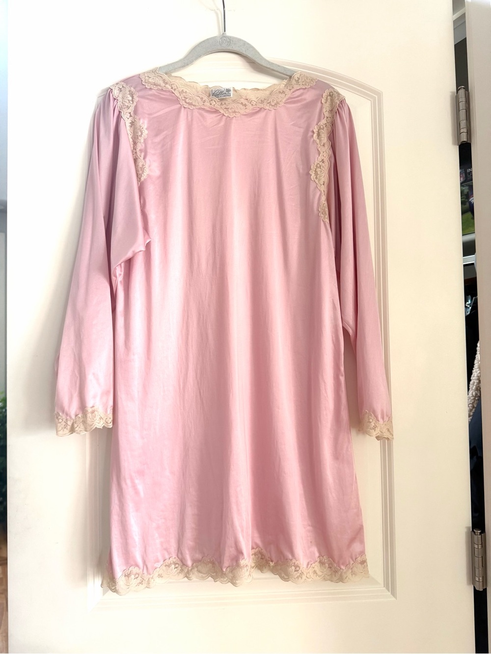 VTG Papillon by Paula Carbone Boatneck Pink Nightgown w Lace Trim. Cottage Sz S